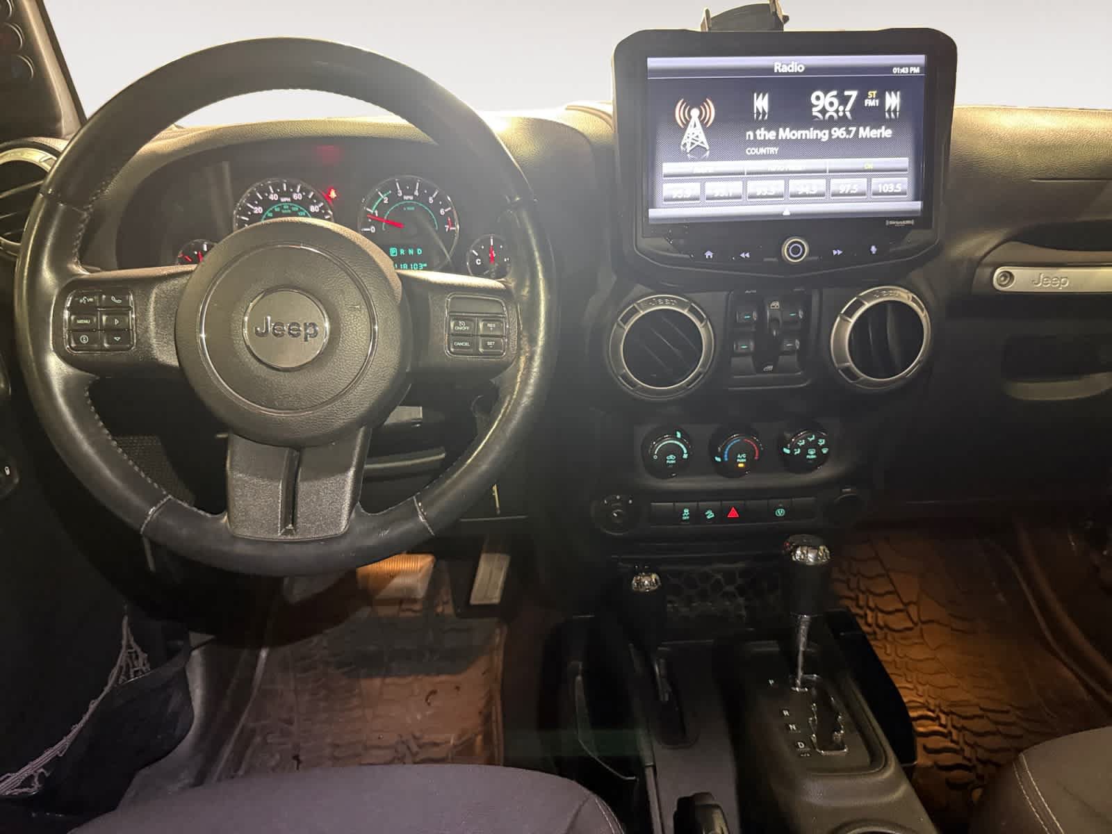 Used 2015 Jeep Wrangler Unlimited Sahara w/ Connectivity Group AWD/4WD image 11