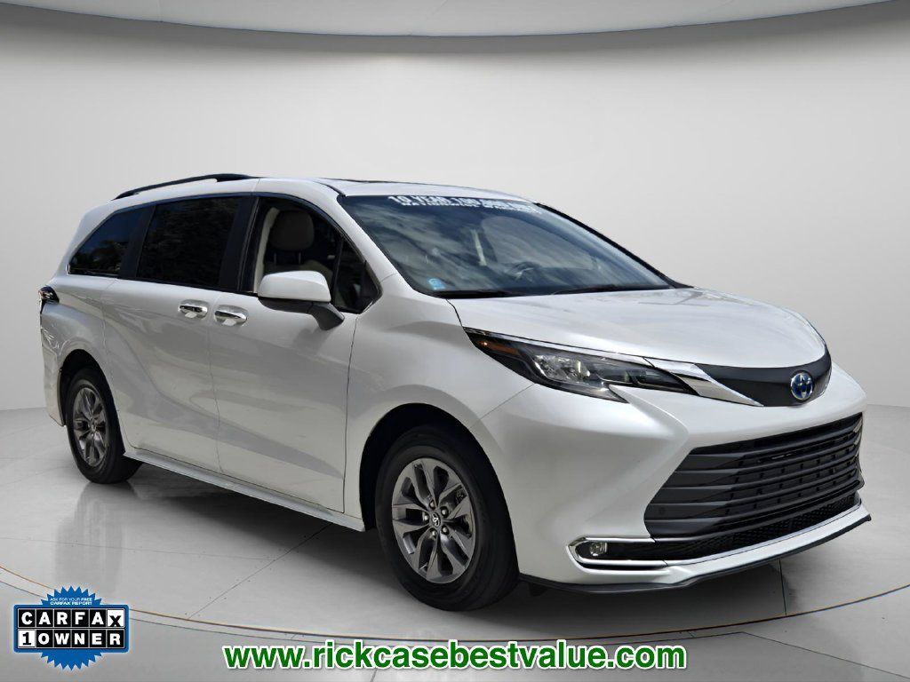 Used 2024 Toyota Sienna XLE FWD image 9