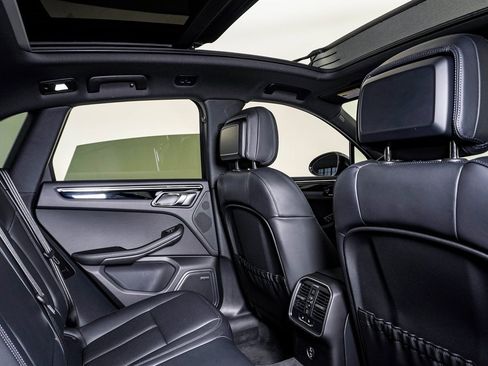 Certified 2025 Porsche Macan image 16