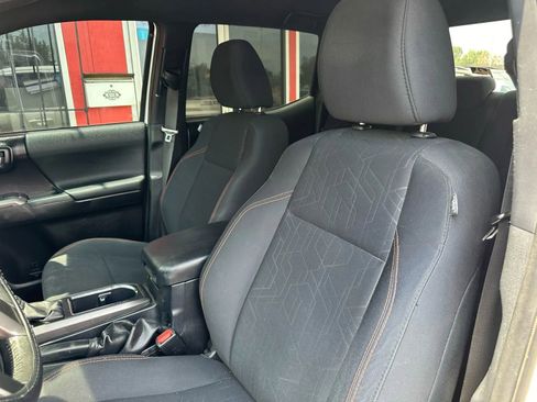 Used 2017 Toyota Tacoma TRD Off-Road image 12