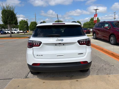 Used 2024 Jeep Compass Latitude AWD/4WD image 16