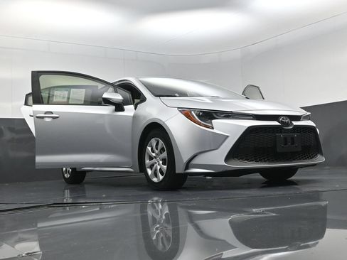 Used 2022 Toyota Corolla LE FWD image 28