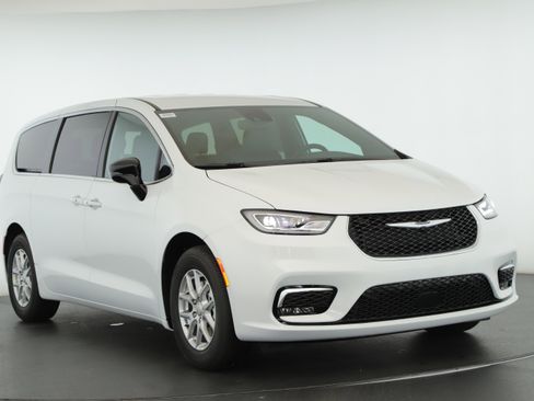 New 2026 Chrysler Pacifica Select image 1