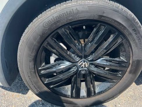 Used 2022 Volkswagen Tiguan SE R-Line FWD image 8