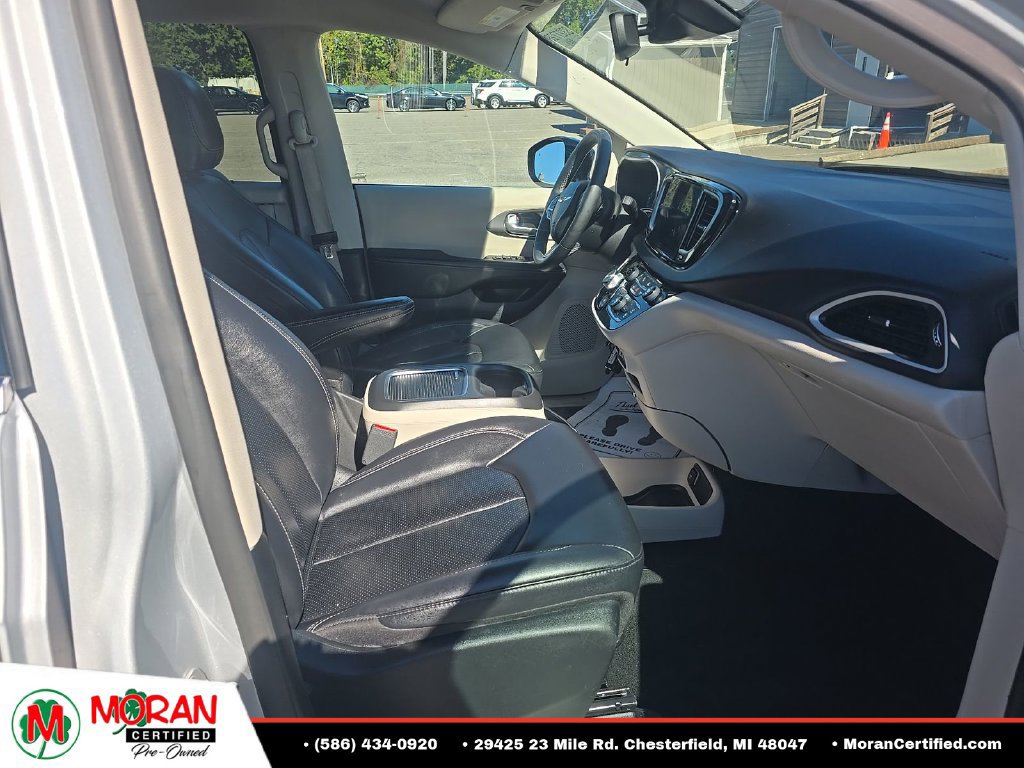 Used 2024 Chrysler Pacifica Touring-L FWD image 10