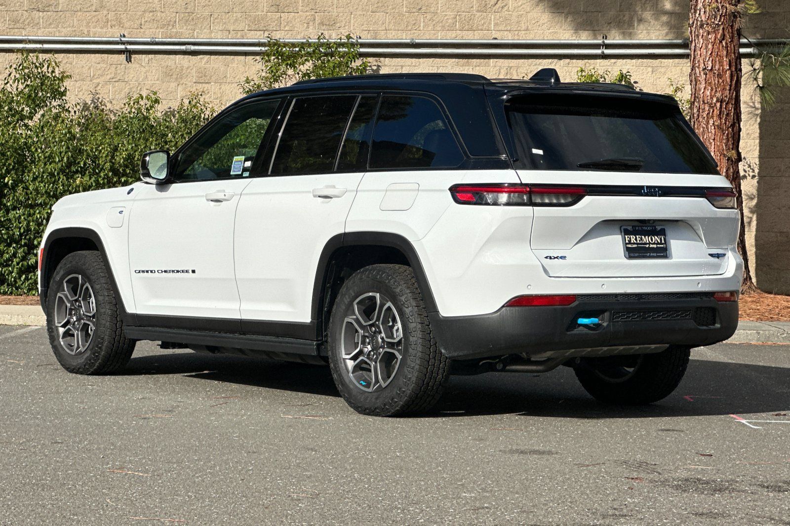 New 2023 Jeep Grand Cherokee Trailhawk w/ Advanced Protech Group II AWD/4WD image 5