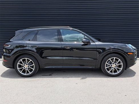 Used 2025 Porsche Cayenne image 8