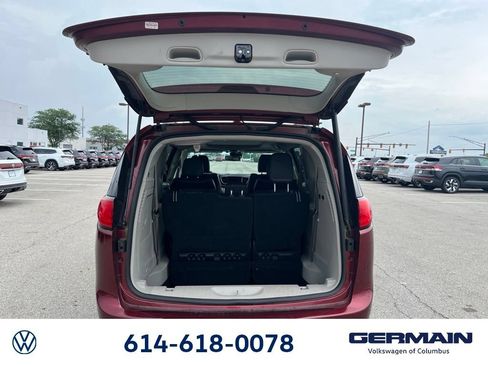 Used 2018 Chrysler Pacifica Limited w/ Tire & Wheel Group FWD image 16