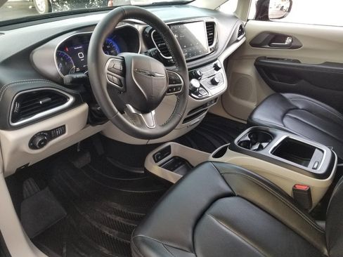 Certified 2024 Chrysler Pacifica Touring-L w/ Road Tripper Package image 9