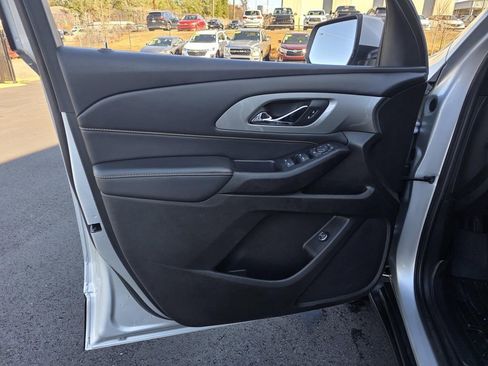 Used 2021 Chevrolet Traverse LT image 11