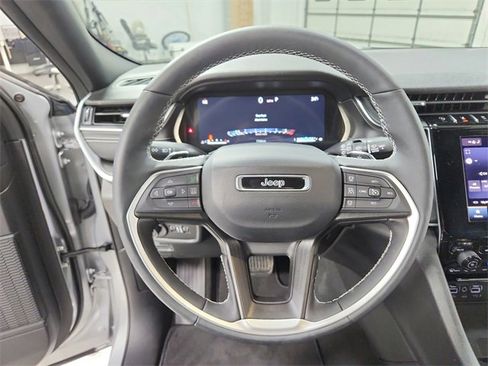 Used 2025 Jeep Grand Cherokee Laredo X w/ Luxury Tech Group I image 23