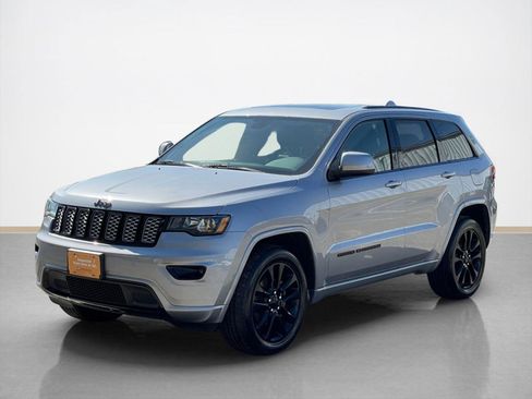 Used 2020 Jeep Grand Cherokee Altitude image 3