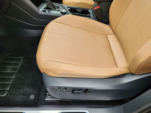 Certified 2024 Volkswagen Tiguan SE R-Line image 11