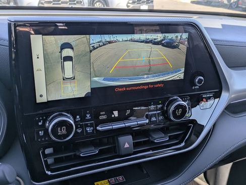 New 2025 Toyota Highlander Platinum image 13