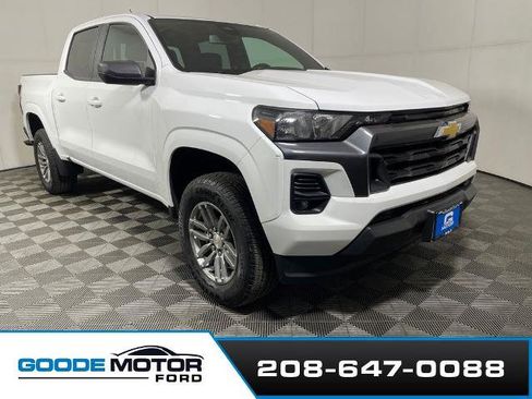 Used 2024 Chevrolet Colorado LT w/ LT Convenience Package II AWD/4WD image 2
