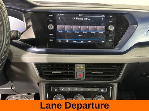 Used 2024 Volkswagen Taos SE w/ Panoramic Sunroof Package AWD/4WD image 17