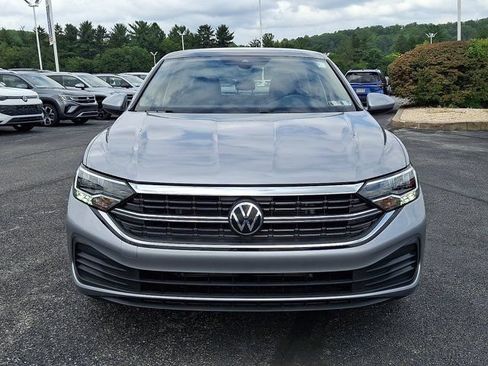 Certified 2023 Volkswagen Jetta SE w/ Panoramic Sunroof Package FWD image 2