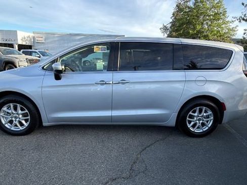 Used 2023 Chrysler Voyager LX FWD image 7