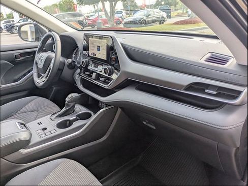 Certified 2025 Toyota Highlander LE FWD image 34