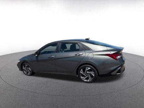 Used 2025 Hyundai Elantra Limited FWD image 9