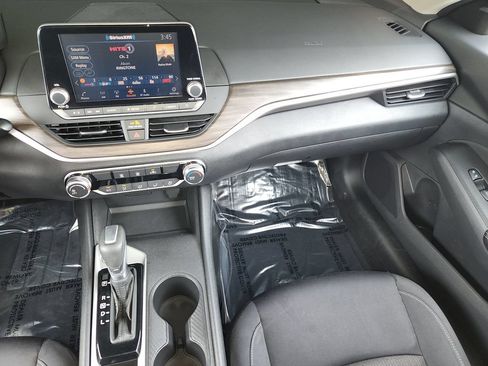 Used 2025 Nissan Altima 2.5 SV FWD image 17