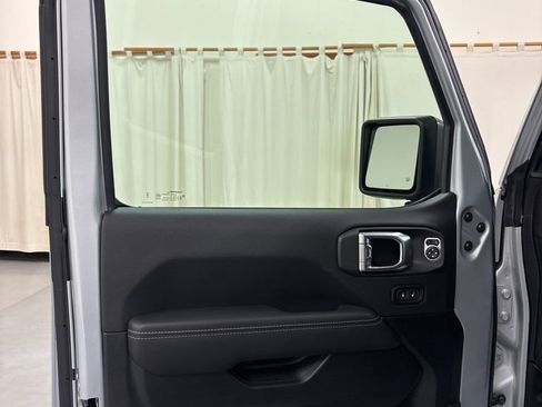 Used 2023 Jeep Wrangler Unlimited Sahara w/ Cold Weather Group image 19