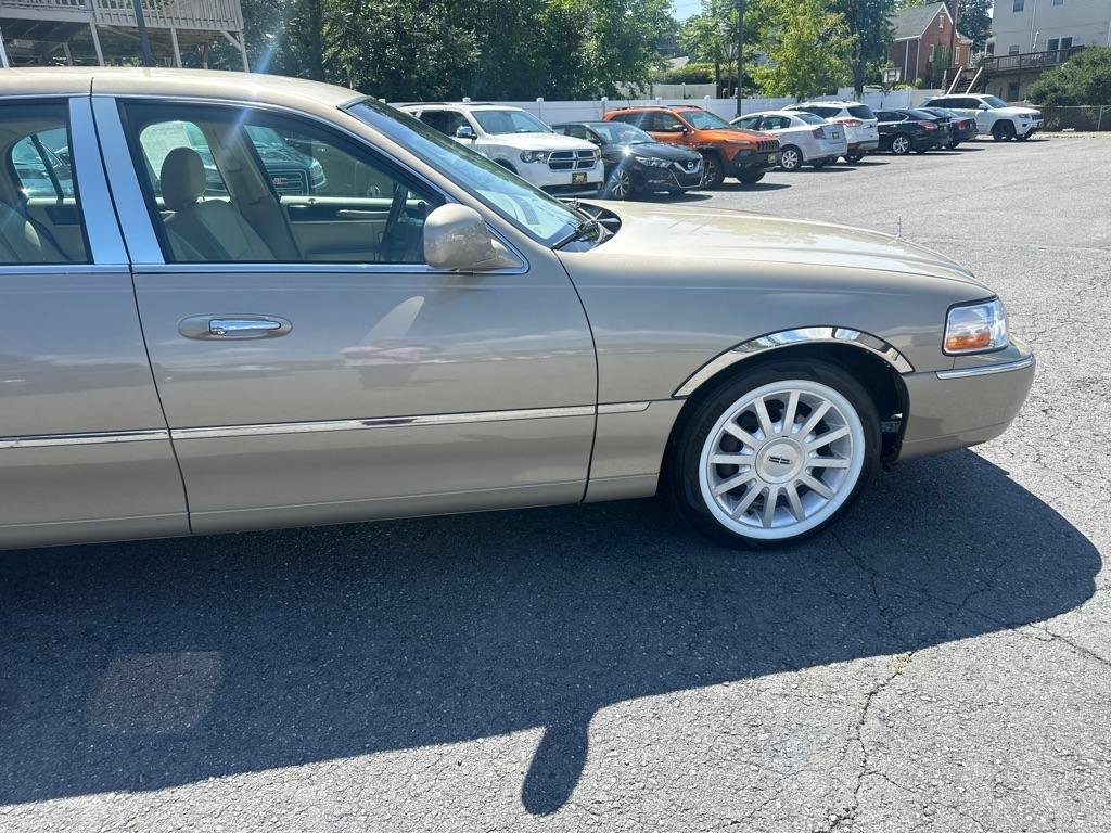 Used 2006 Lincoln Town Car Signature RWD image 18
