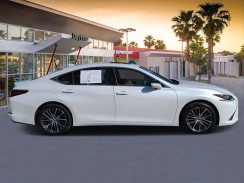 Used 2022 Lexus ES 350 w/ Premium Package FWD image 2