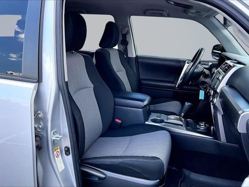 Used 2018 Toyota 4Runner SR5 AWD/4WD image 8