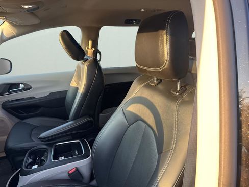 Certified 2024 Chrysler Pacifica Touring-L image 24