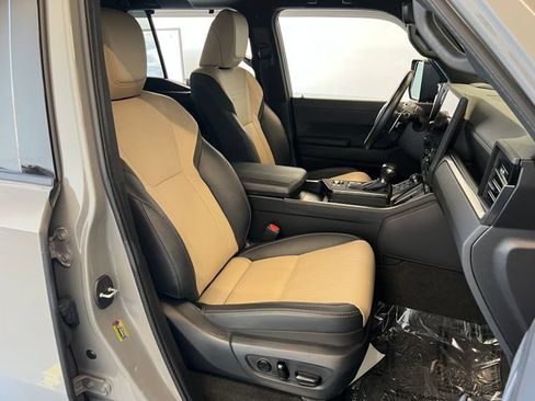 Used 2025 Lexus GX 550 w/ Accessory Package (32) AWD/4WD image 51