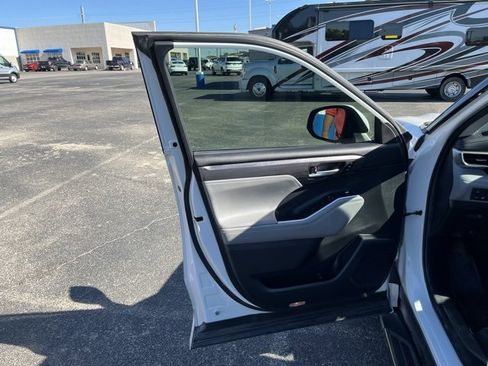 Used 2021 Toyota Highlander Limited image 11