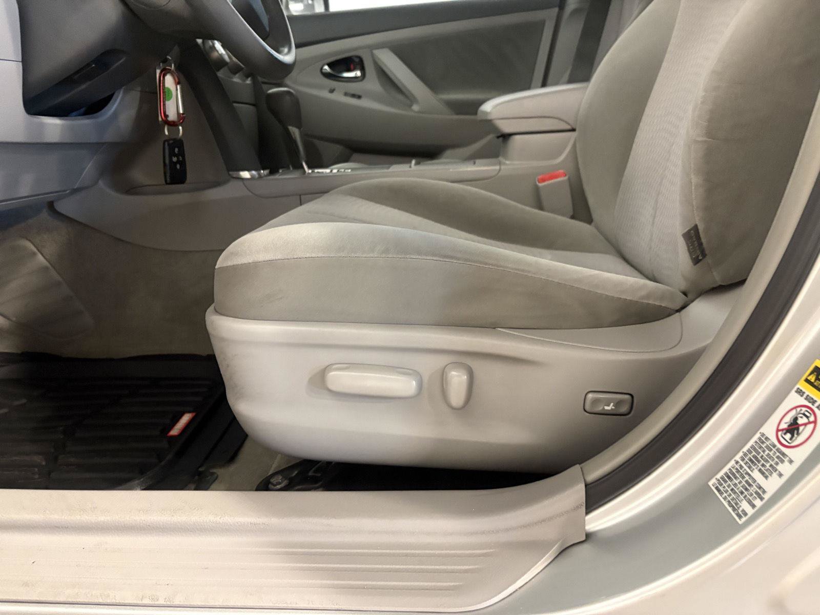 Used 2011 Toyota Camry LE FWD image 16