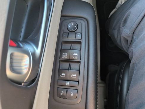 Used 2023 Chrysler Pacifica Touring-L FWD image 31