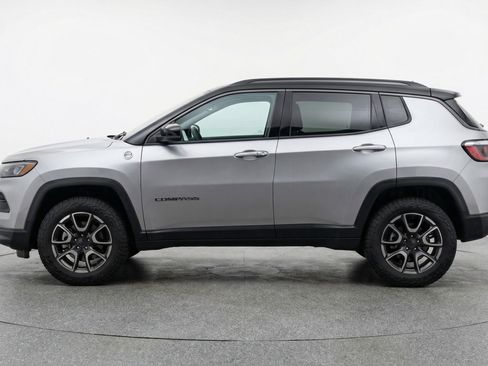 Used 2025 Jeep Compass Trailhawk AWD/4WD image 5