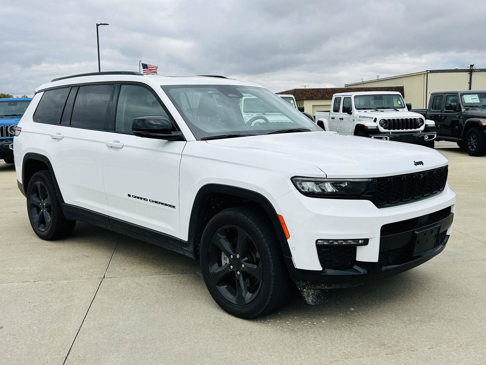 Used 2023 Jeep Grand Cherokee L Limited w/ Luxury Tech Group II AWD/4WD image 2