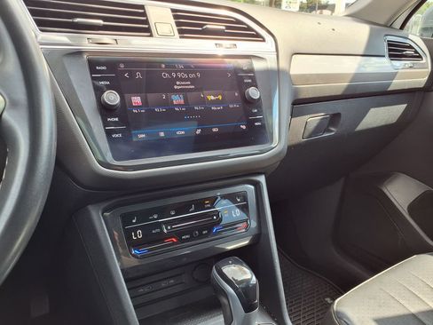 Used 2022 Volkswagen Tiguan SE w/ Panoramic Sunroof Package FWD image 28