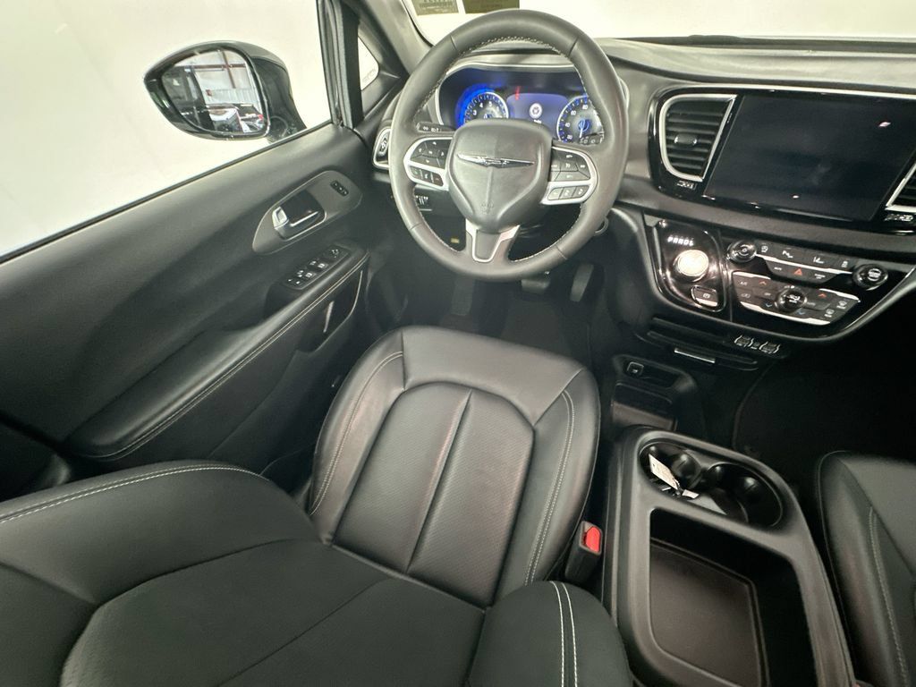 Used 2025 Chrysler Pacifica Select FWD image 9
