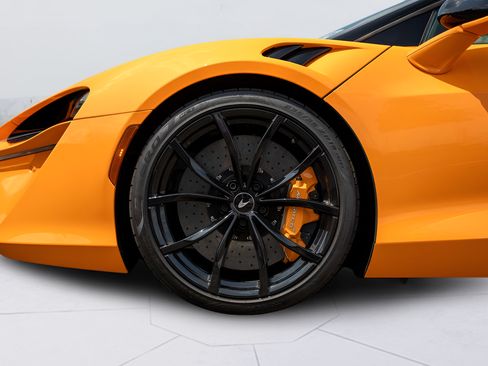 Used 2025 McLaren Artura Spider RWD image 30