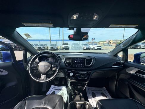 Used 2018 Chrysler Pacifica Limited FWD image 38