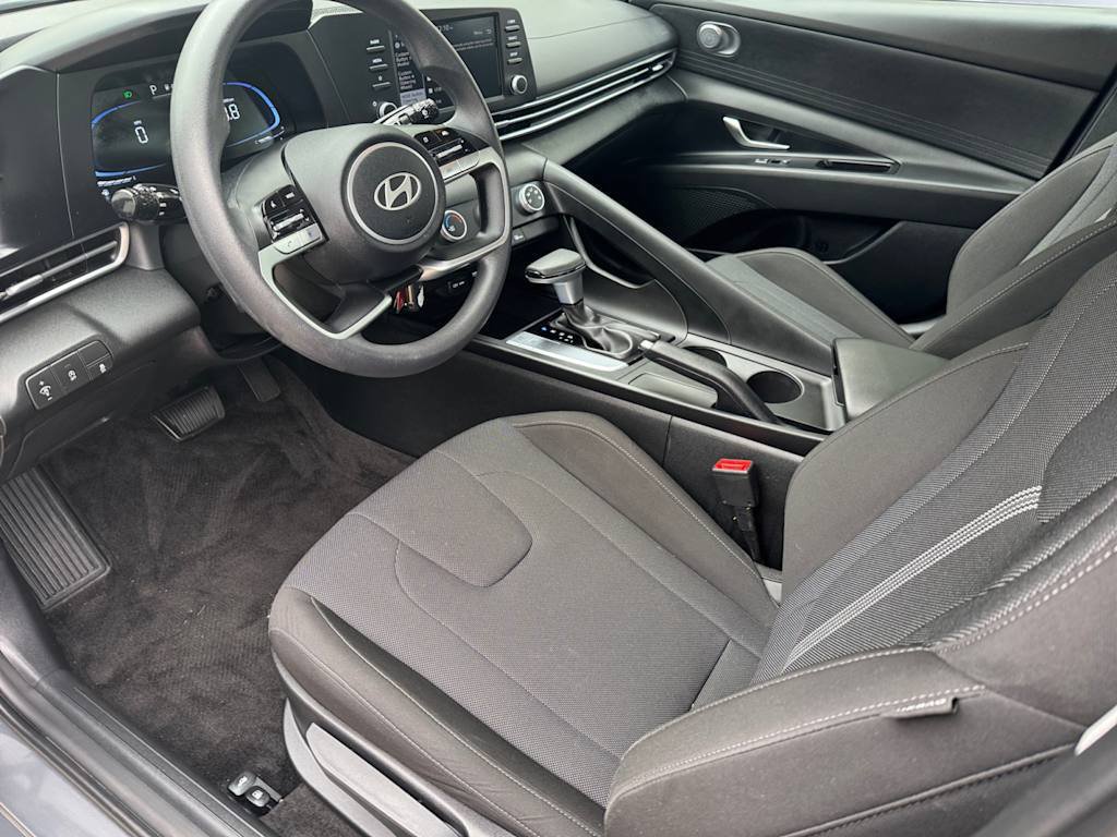 Used 2025 Hyundai Elantra SE FWD image 9