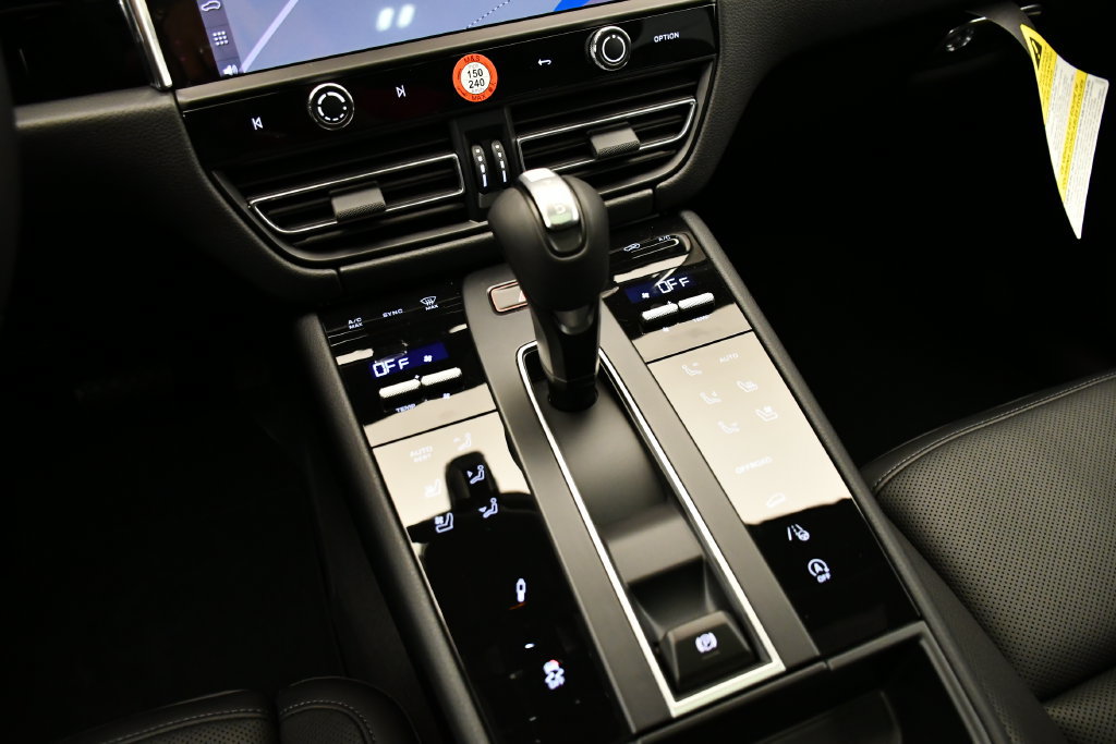 Certified 2026 Porsche Macan Turbo AWD/4WD image 33