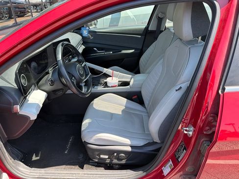 Used 2023 Hyundai Elantra Limited w/ Preferred Accessory Package FWD image 7