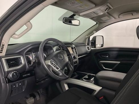 Used 2018 Nissan Titan SV w/ SV Convenience Package image 21