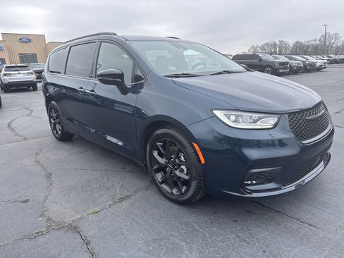 Used 2025 Chrysler Pacifica Limited image 4