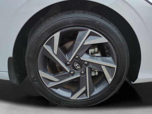 Certified 2025 Hyundai Elantra SEL FWD image 10