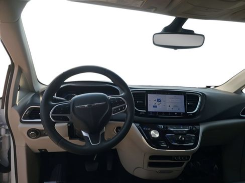 Used 2023 Chrysler Pacifica Touring-L FWD image 19