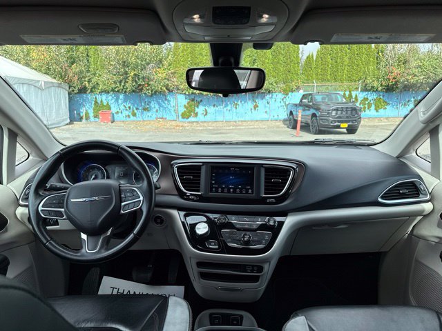 Used 2018 Chrysler Pacifica Touring-L FWD image 18