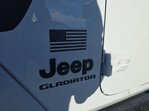 Used 2021 Jeep Gladiator Sport image 12