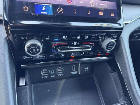 Used 2022 Jeep Grand Cherokee Overland AWD/4WD image 24